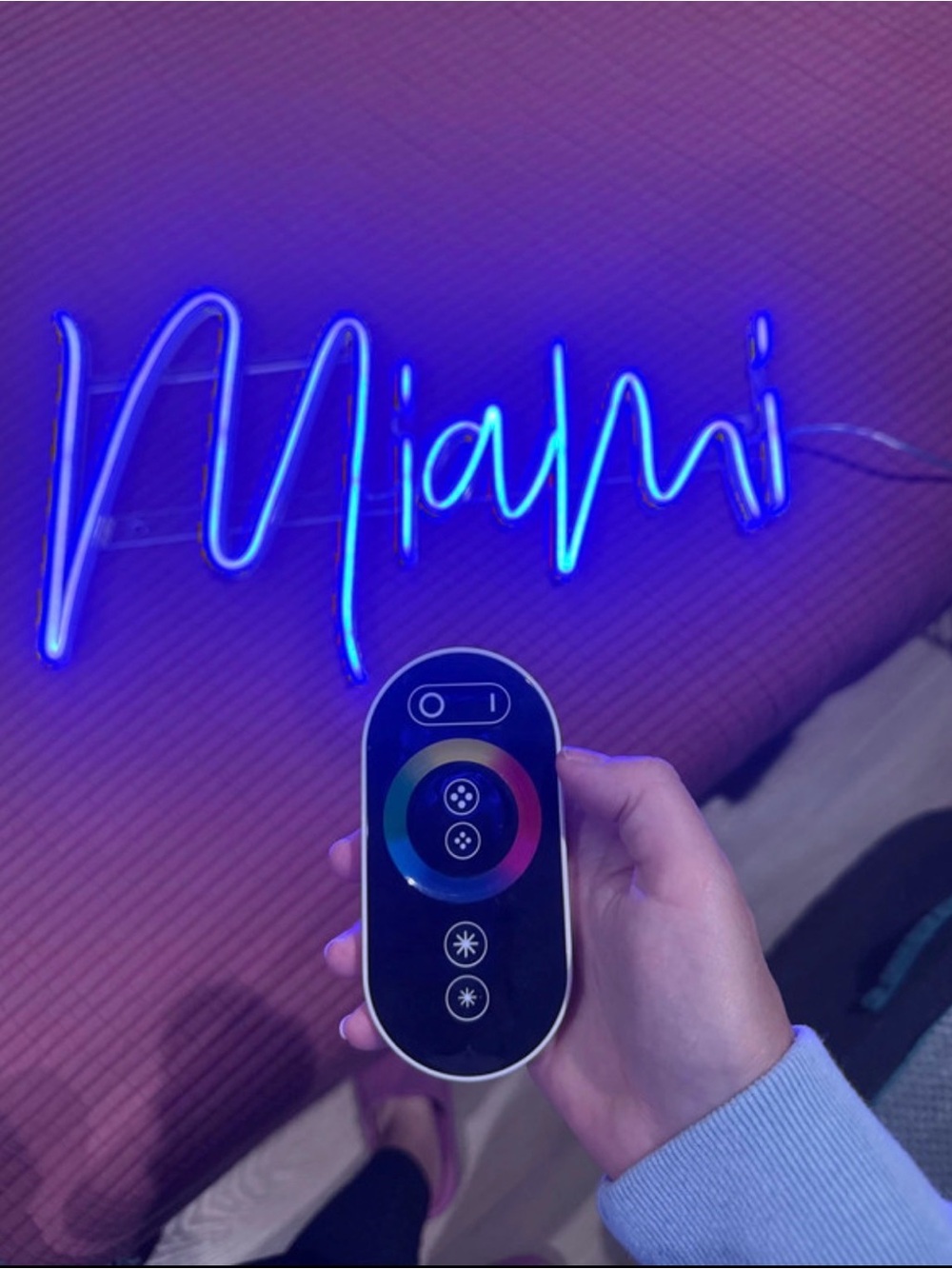 LED 'Miami' Script Neon Sign - Red Holiday Wall Light - Picture 2 of 6